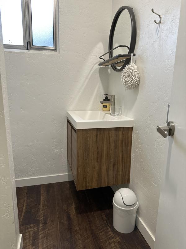 Diamond NOW Hollis 30-in Caramel Mist Brown Woodgrain Single Sink Floating Bathroom Vanity with White Cultured Marble Top